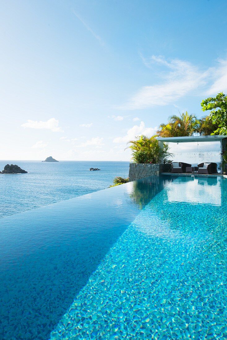 Luxuriöser Pool am Meer unter blauem Himmel