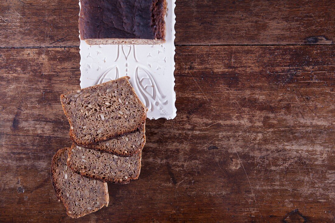 Roggenbrot mit Leinsamen, Sonnenblumenkernen und Grünkern