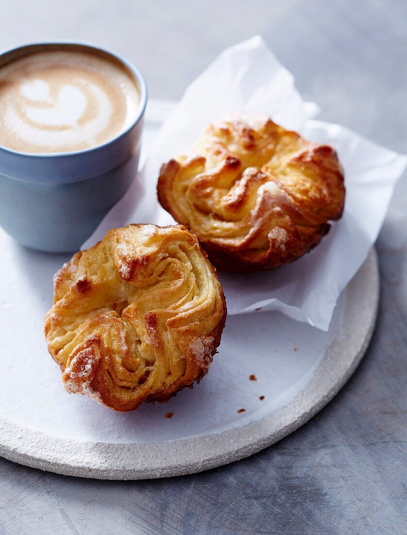 Kouign Amann (bretonischer Butterkuchen) und Kaffee