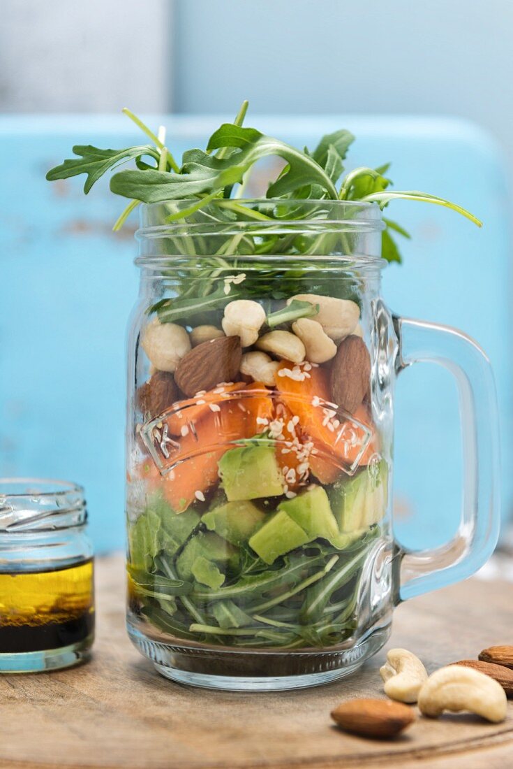 Veganer Avocado-Süsskartoffel-Salat mit Cashews und Rucola im Glas