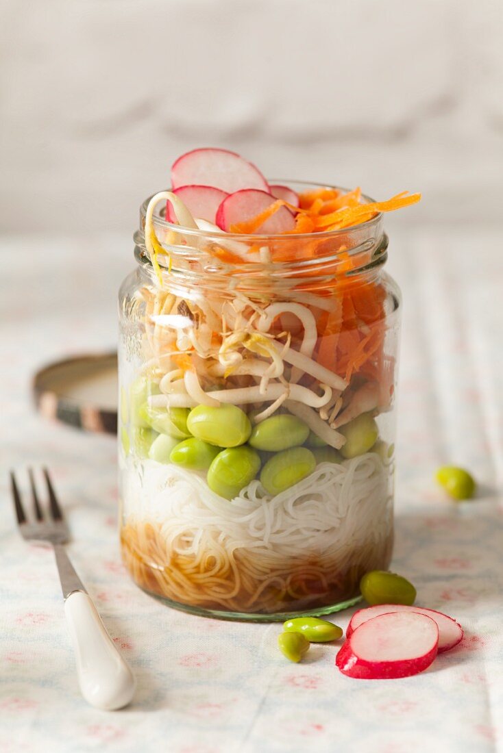 Japanischer Gemüsesalat mit Nudeln, Sprossen und Edamame im Glas