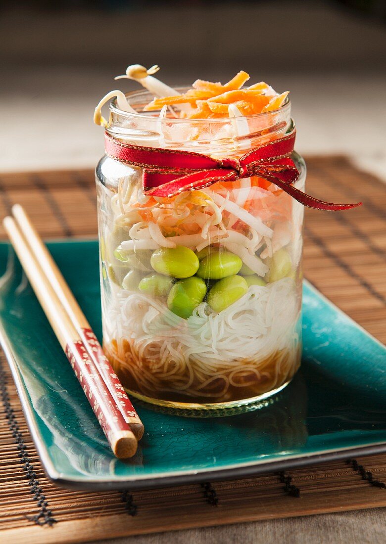 Japanischer Gemüsesalat mit Nudeln, Sprossen und Edamame im Glas
