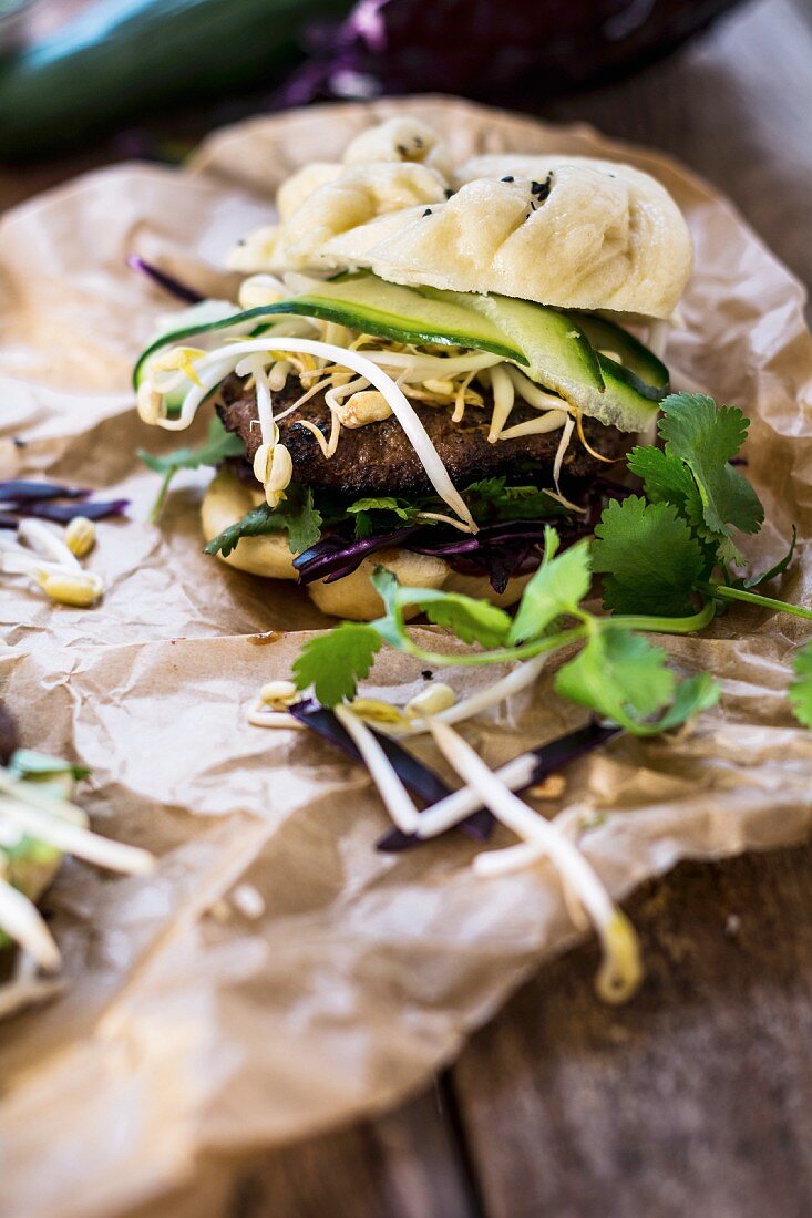 Mantou-Burger mit Mantou-Brot, Sprossen, Gurke und Koriander (China)