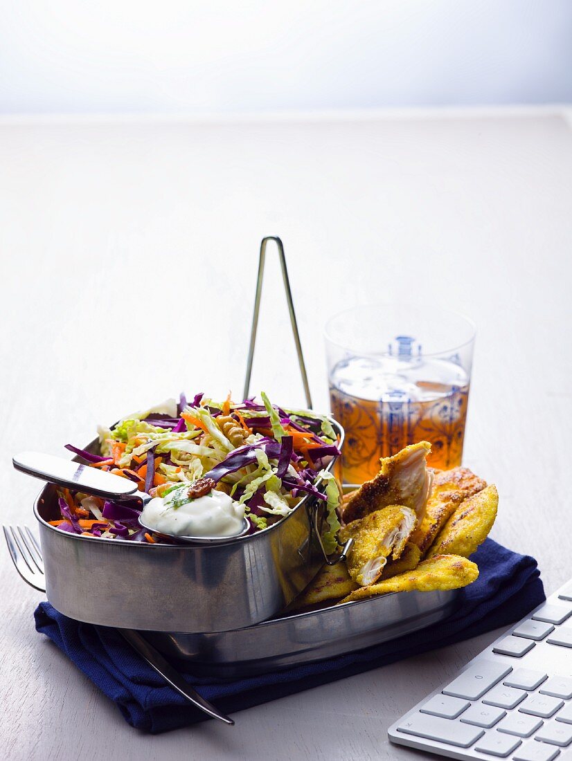 Panierte Hähnchenbrust mit Salat in Lunchbox