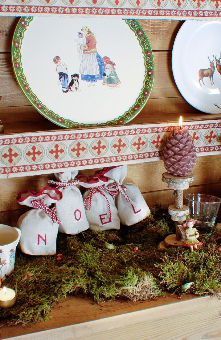Weihnachtlich dekoriertes Tellerregal im Alpen-Look