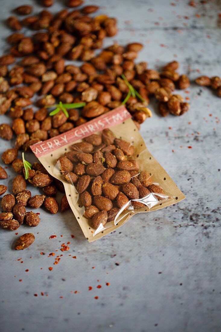 Geröstete Rosmarin-Chili-Mandeln, zum Teil verpackt