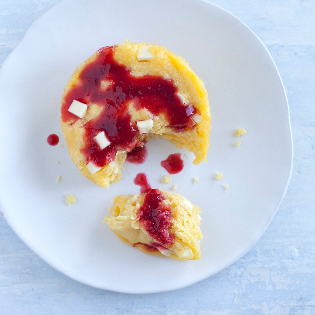 Fresh cheesecake with white chocolate chunks and fruit sauce