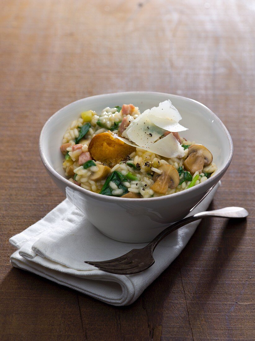 Risotto with mushrooms, spinach and ham