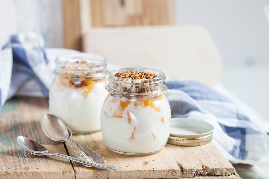 Joghurt mit Orangenstücken und Nusskrokant
