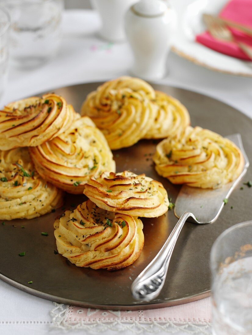 Mashed potato rosettes with garlic and herbs