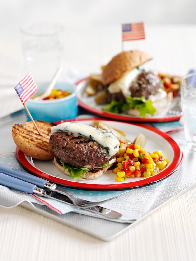 Beefburger mit Blauschimmelkäse und Relish (USA)