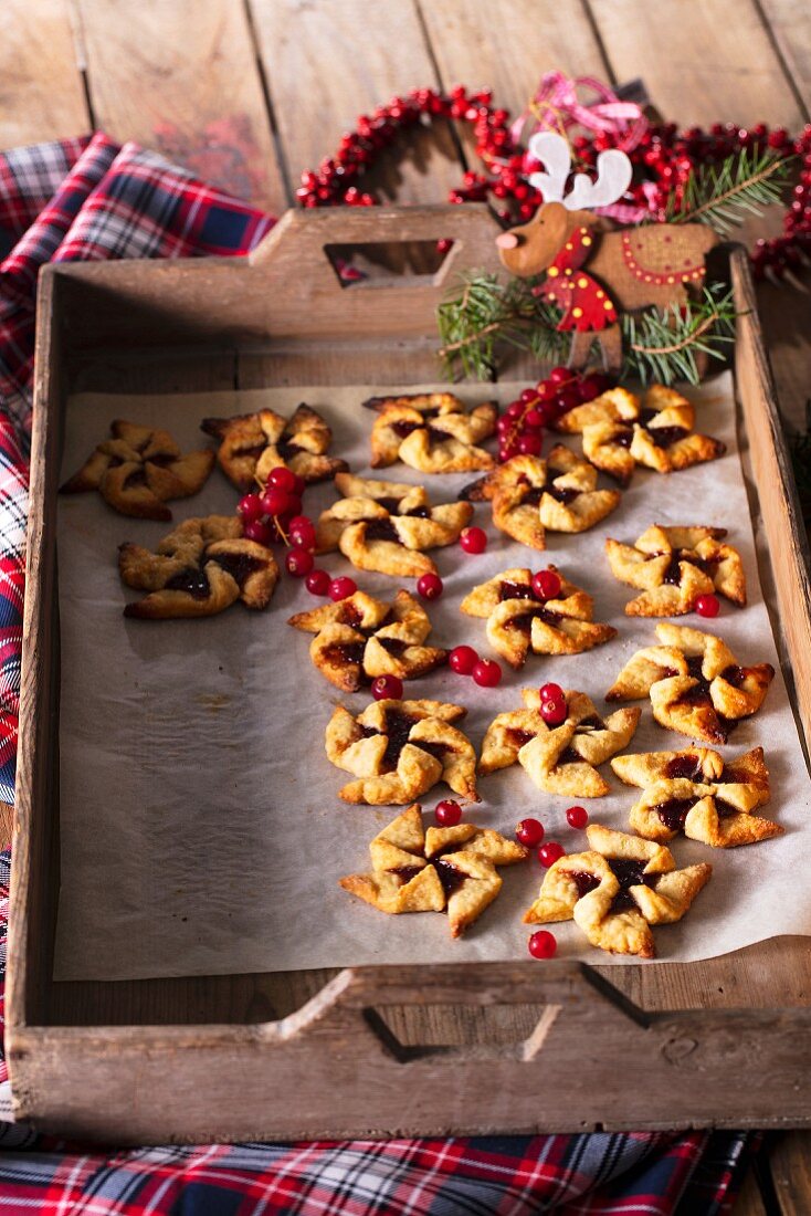 Weihnachtliche Origami-Cookies mit roter Johannisbeermarmelade