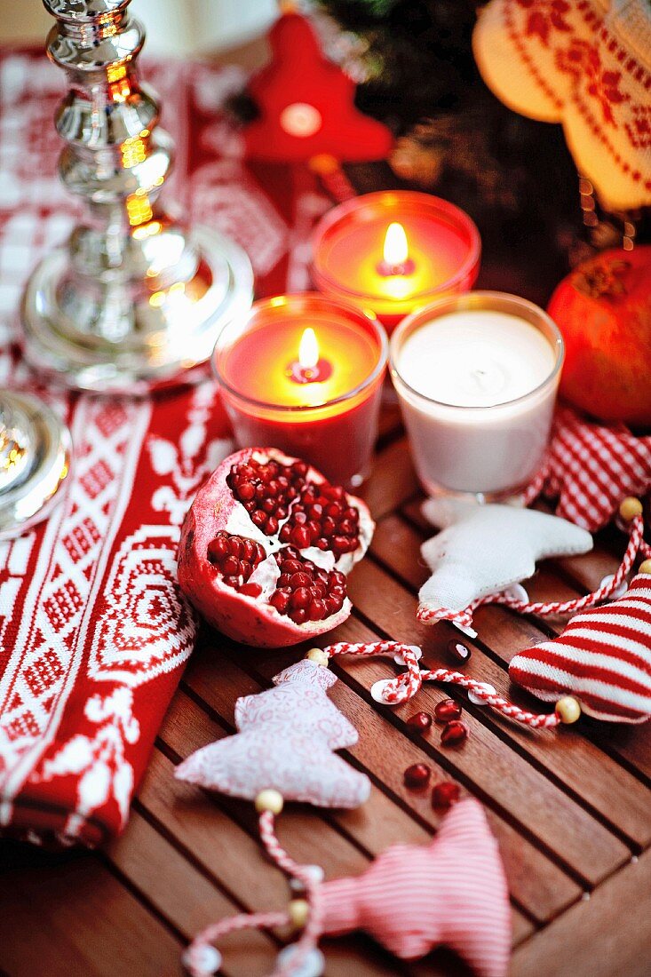 Halber Granatapfel auf Holztisch mit Weihnachtsdekoration