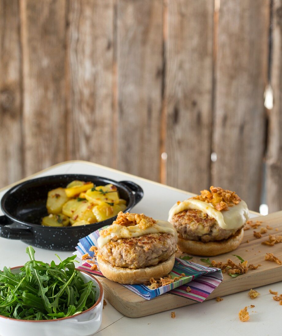 Burger mit Schweinehackfleisch, Käse und Röstzwiebeln