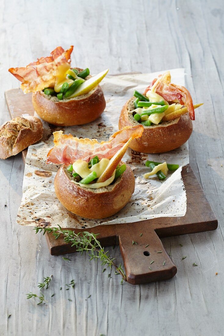 Appenzeller bread rolls: Baked buns filled with vegetables, pear and bacon