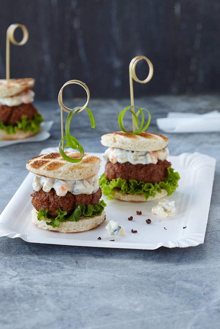 Mini burgers with salad and remoulade