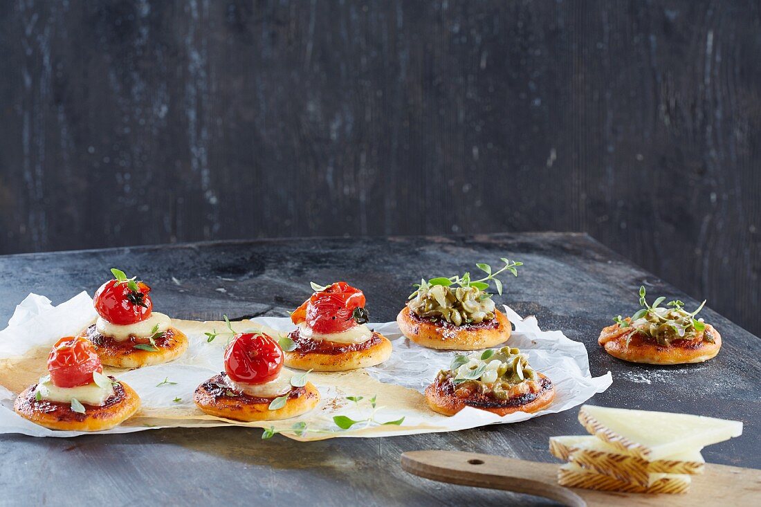 Mini-Pizzen mit Tomaten und Oliven