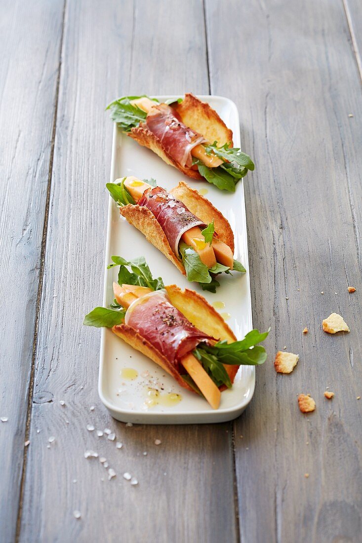 Parmesan-Tacos mit Melone, Schinken und Rucola