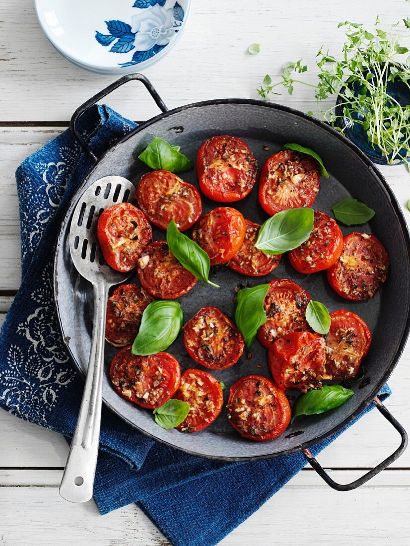 Pfannengeröstete Tomaten mit Thymian und Basilikum