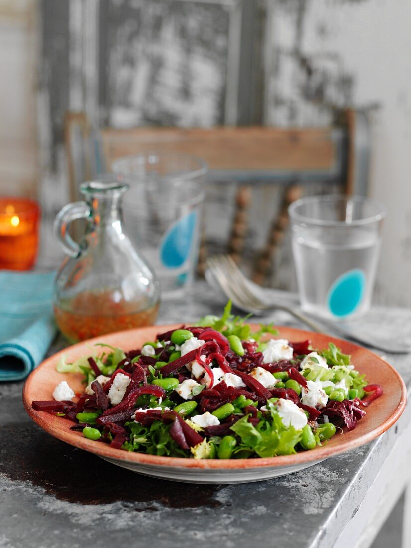 Salat mit Ackerbohnen, Rote-Bete und Fetakäse