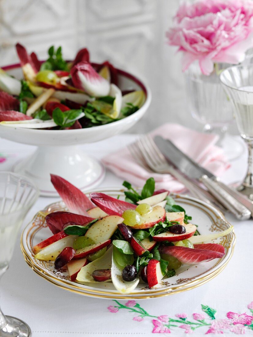 Chicory salad with apples and grapes