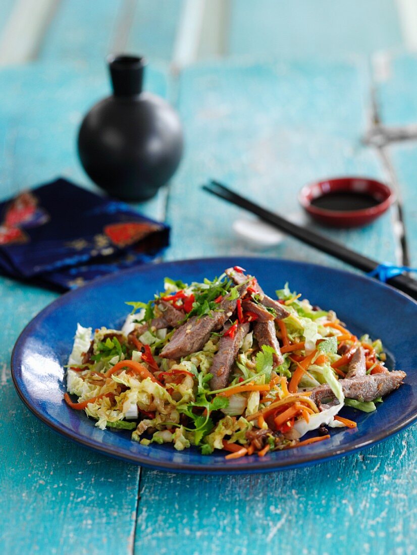 Stir Fry mit Ente, Chinakohl und Fünf-Gewürz-Pulver (China)