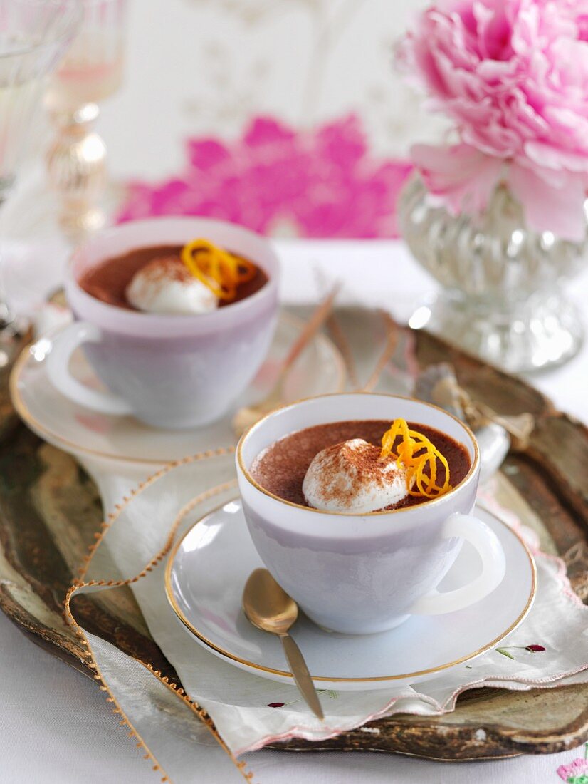 Schokoladen-Kaffee-Mousse mit Chili serviert in Kaffeetassen