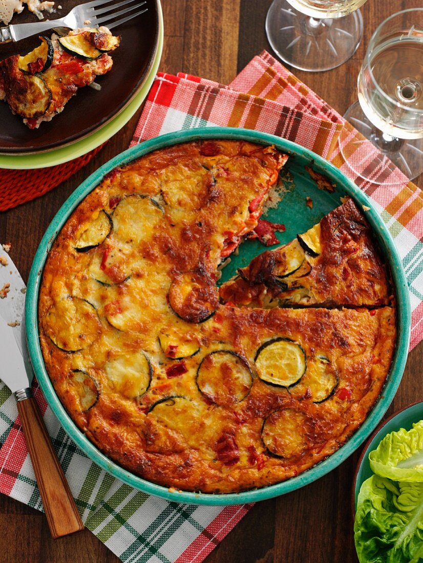 Zucchiniquiche ohne Boden mit Zwiebeln und Cheddar