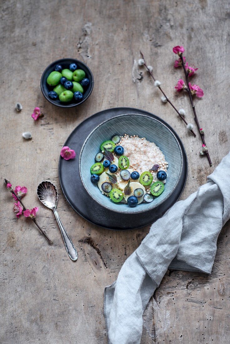 Amarant Porridge mit Mandeldrink, Quinoa-Pops, Früchten, Quittenzweig und Weidenkätzchen