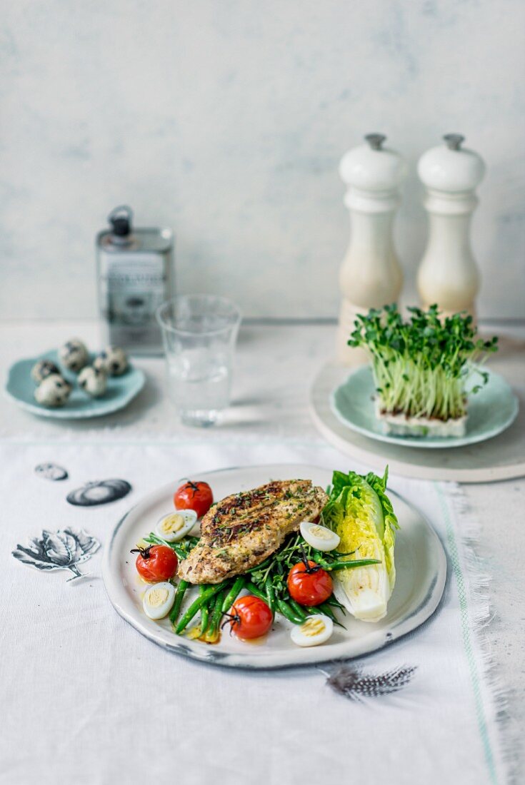 Mini-Romanasalat mit Rosmarinhähnchen, Tomaten, grünen Bohnen und Wachteleiern