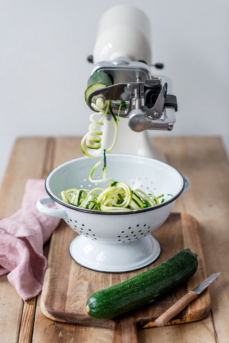 Spiralizing courgette with a kitchen machine