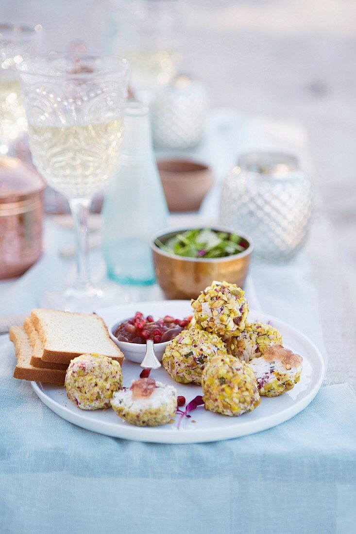 'Trüffel' aus Huhn, Cranberry und Ziegenkäse mit Granatapfel-Gelee