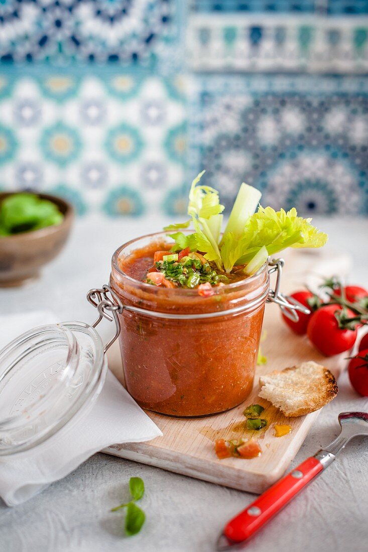 Tomaten-Gazpacho mit Sellerie im Bügelglas serviert