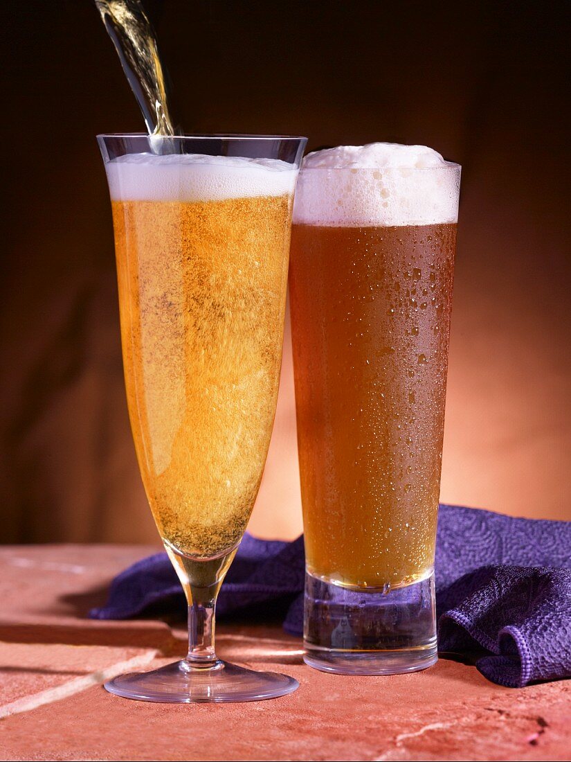 Zwei verschiedene Biersorten in Gläsern