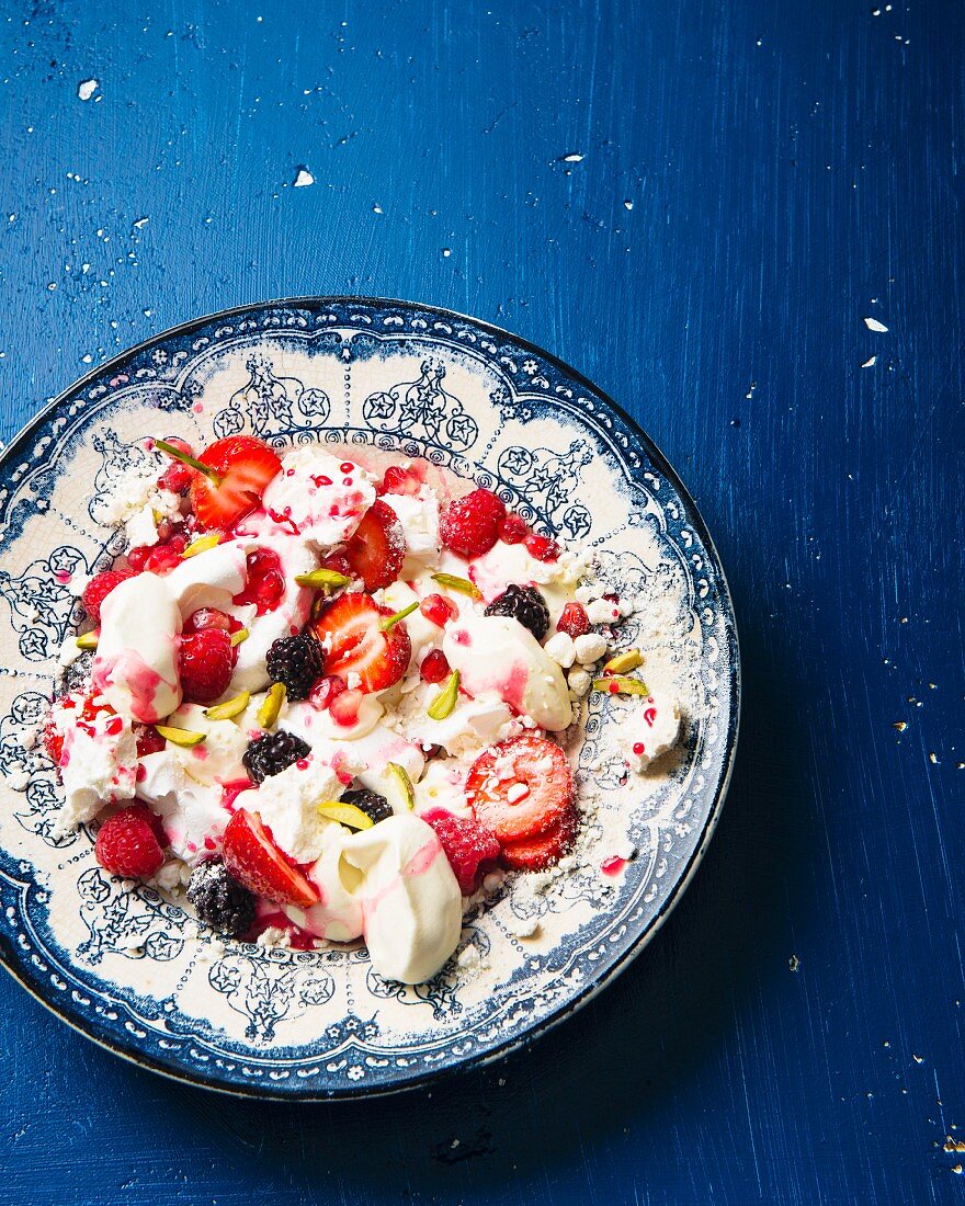 Meringue mit Beeren, Vanillesahne und Holundersirup