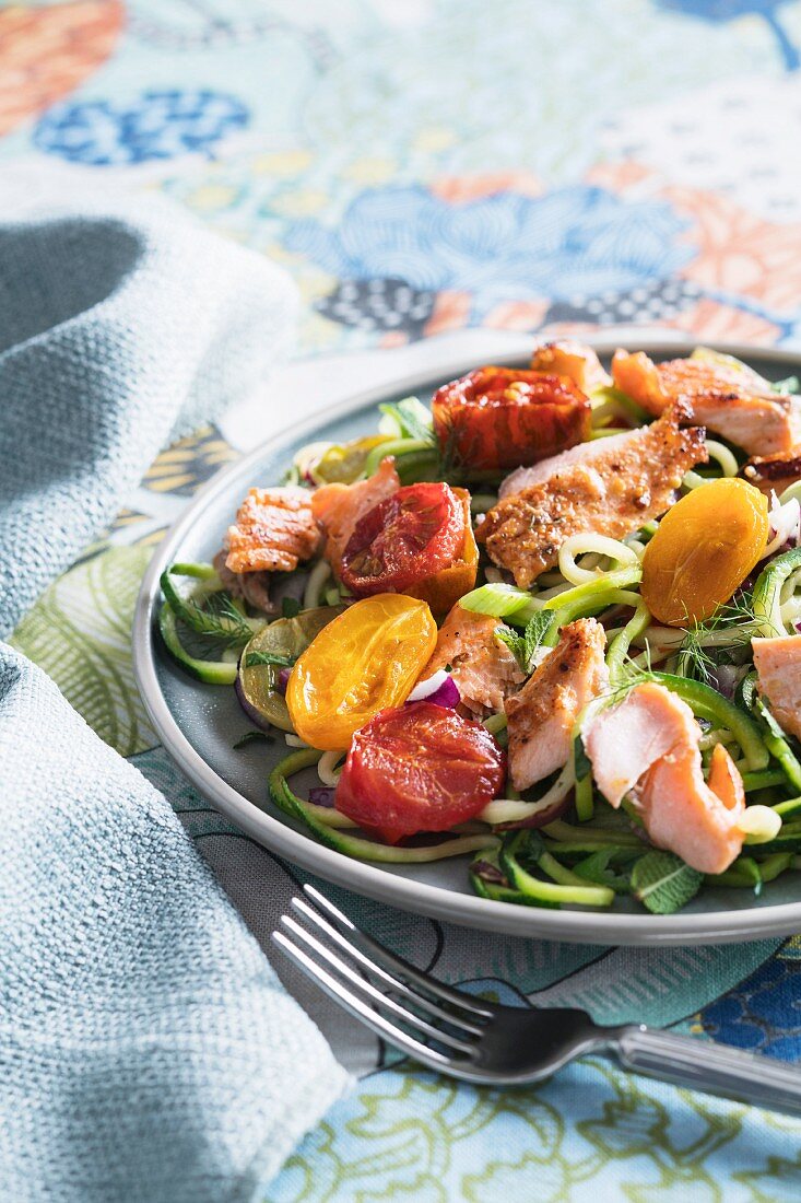 Courgette noodles with sautéed salmon and stewed tomatoes