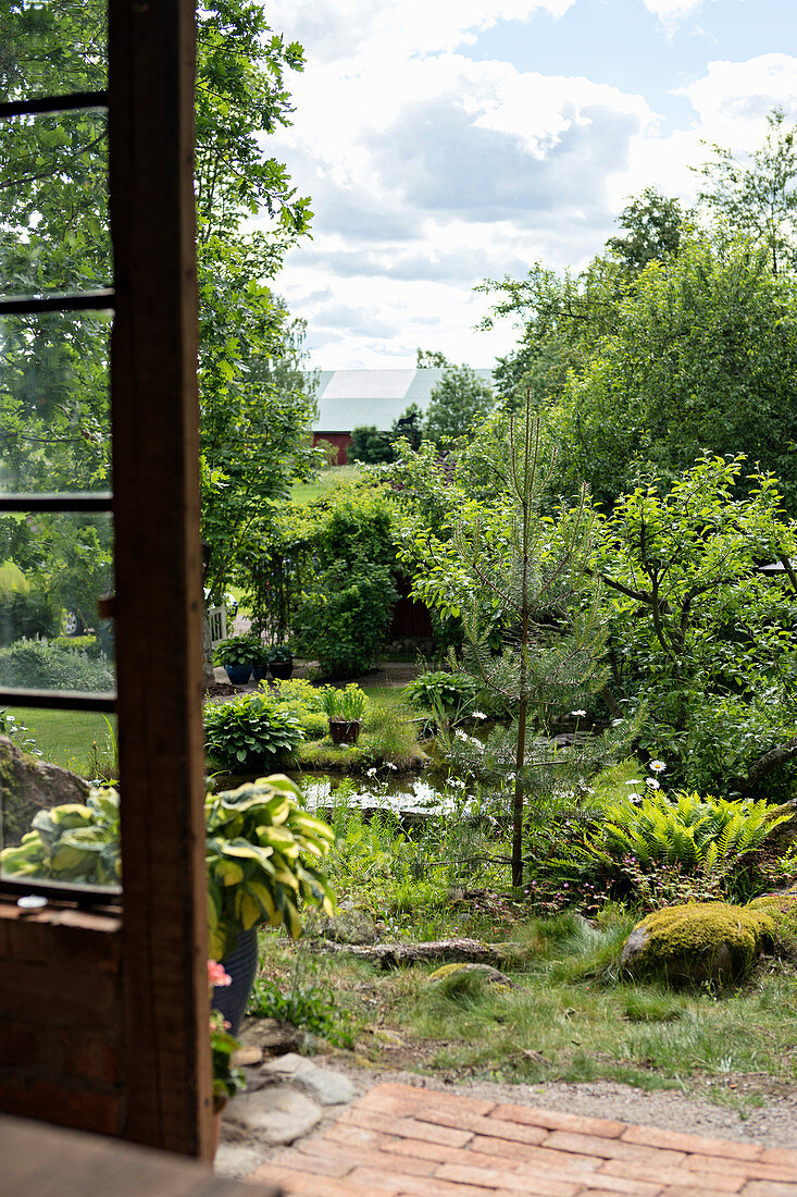 Blick von der Orangerie auf den Teich im Garten