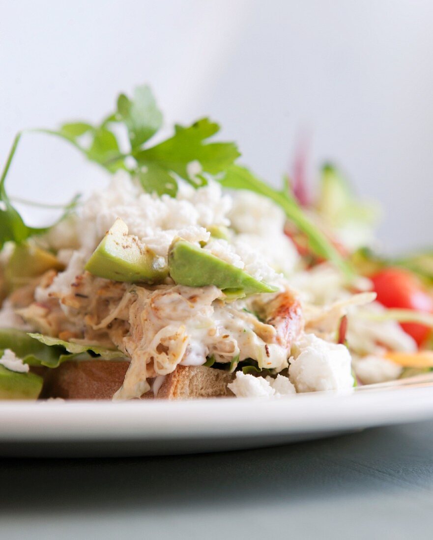 Geflügelsalat mit Feta und Avocado auf Brot