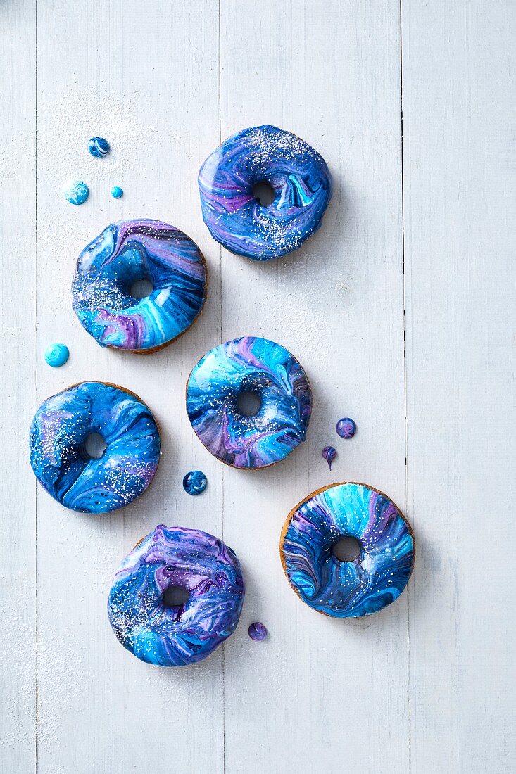 Donuts mit marmorierter Glasur in Blautönen mit Lila