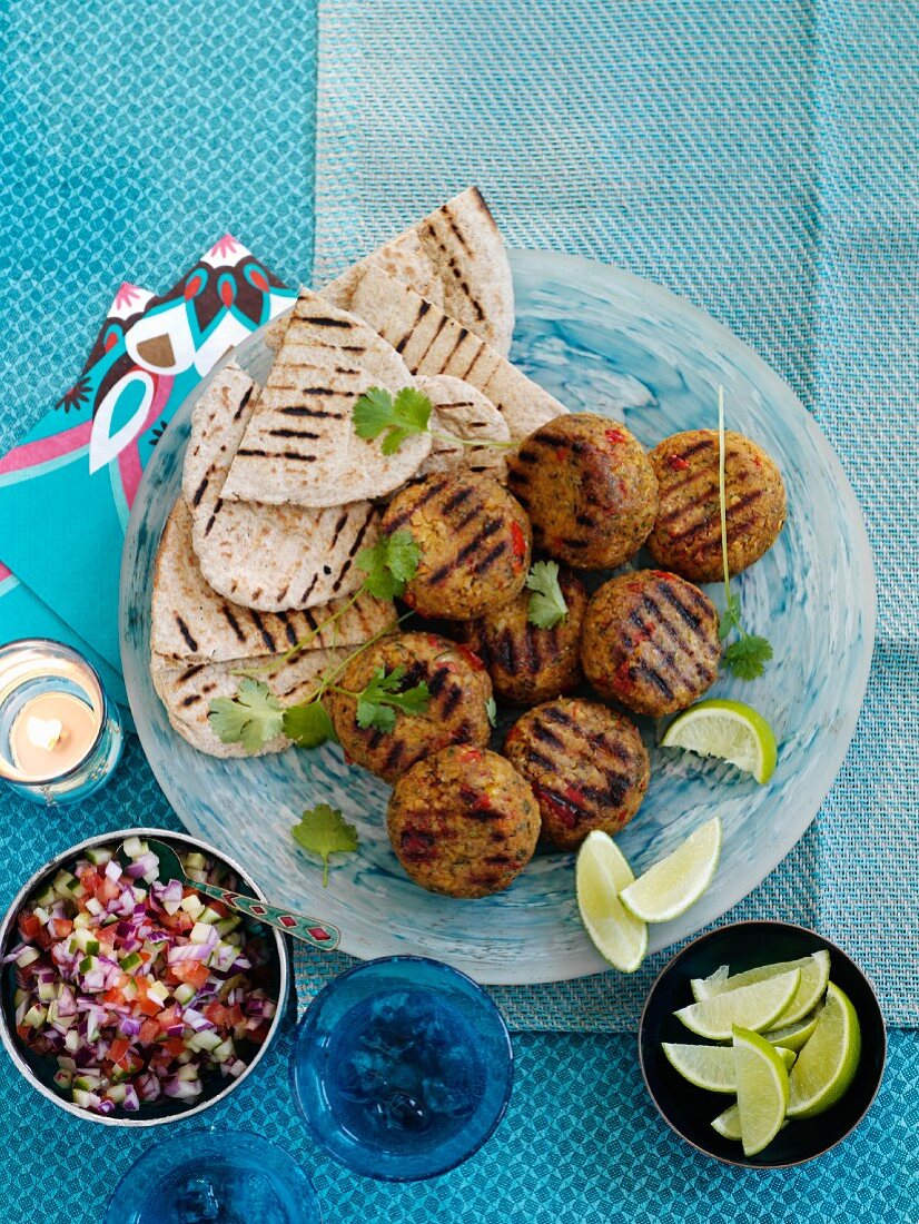 Falafel mit Fladenbrot, Limetten und Salsa