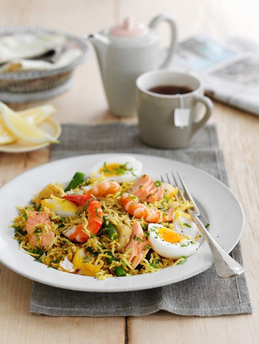 Kedgeree mit Meeresfrüchten und Ei (England)