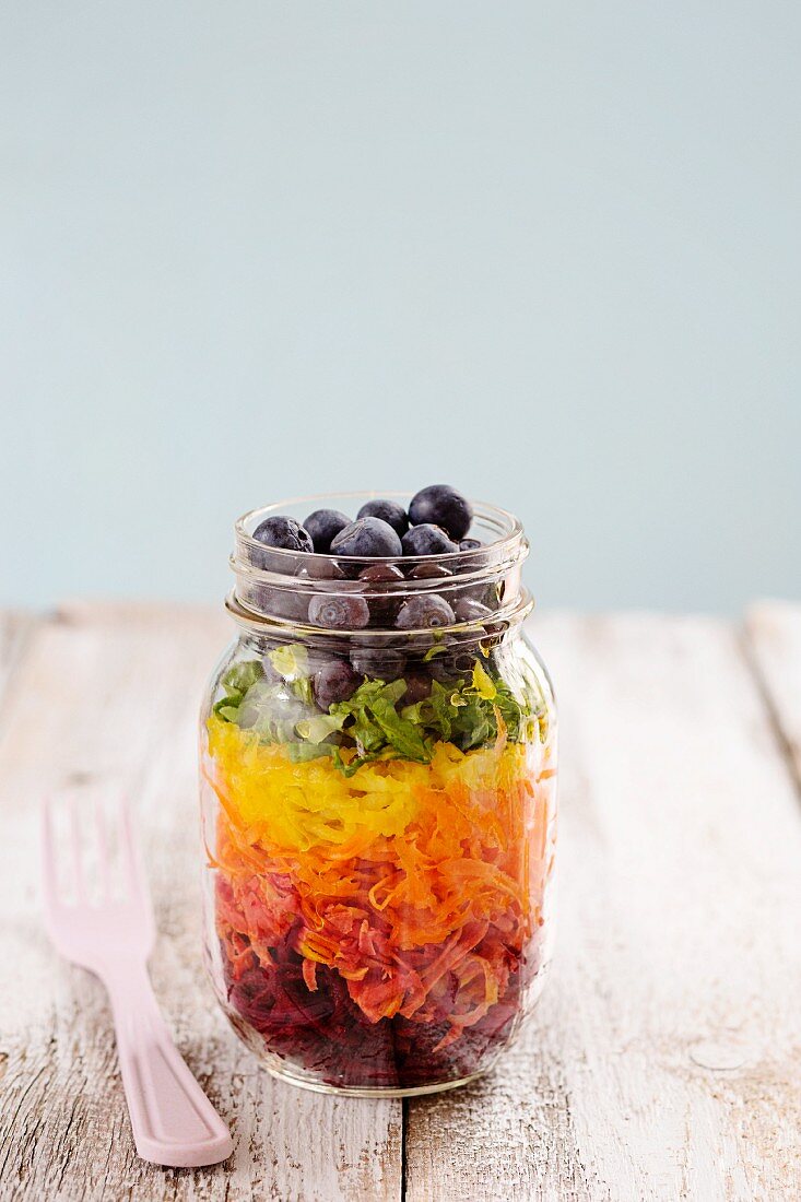 Regenbogensalat im Glas mit Roter Bete, Karotten, gelber Paprika, grünem Salat und Blaubeeren