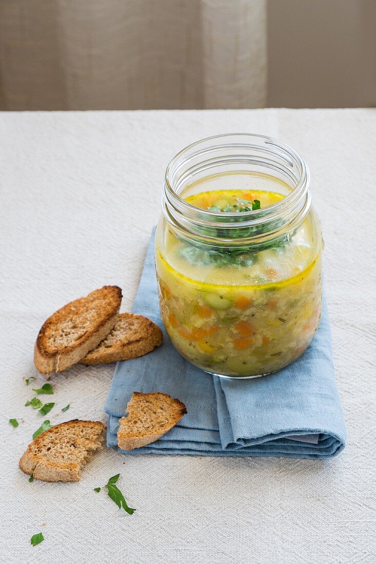 Isländische Suppe mit Haferflocken und Gemüse im Glas