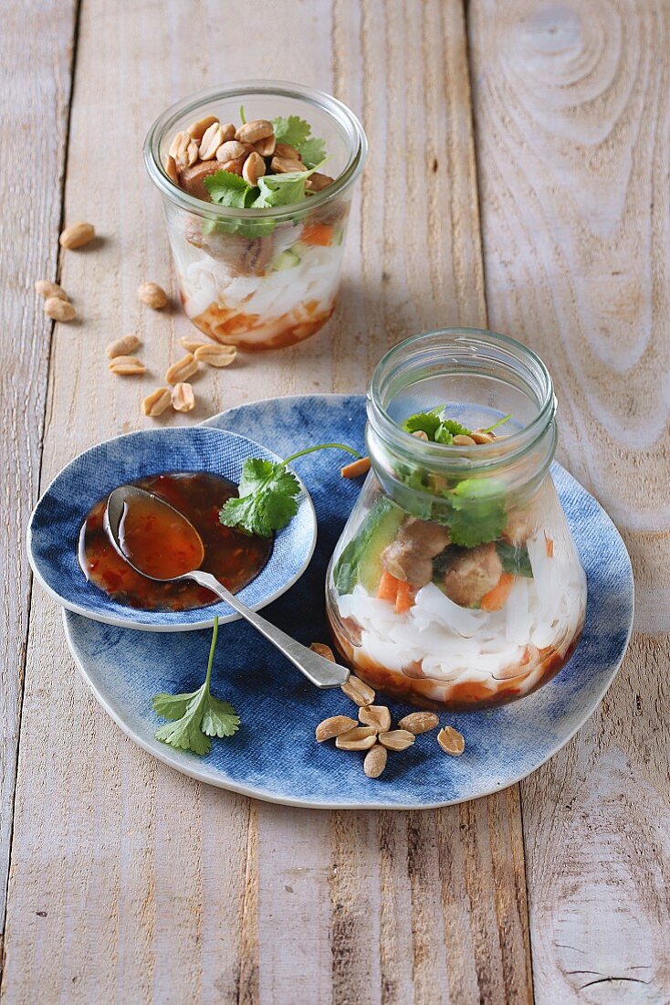 Reisnudelsalat im Glas mit Chilisauce und Erdnüssen (Asien)