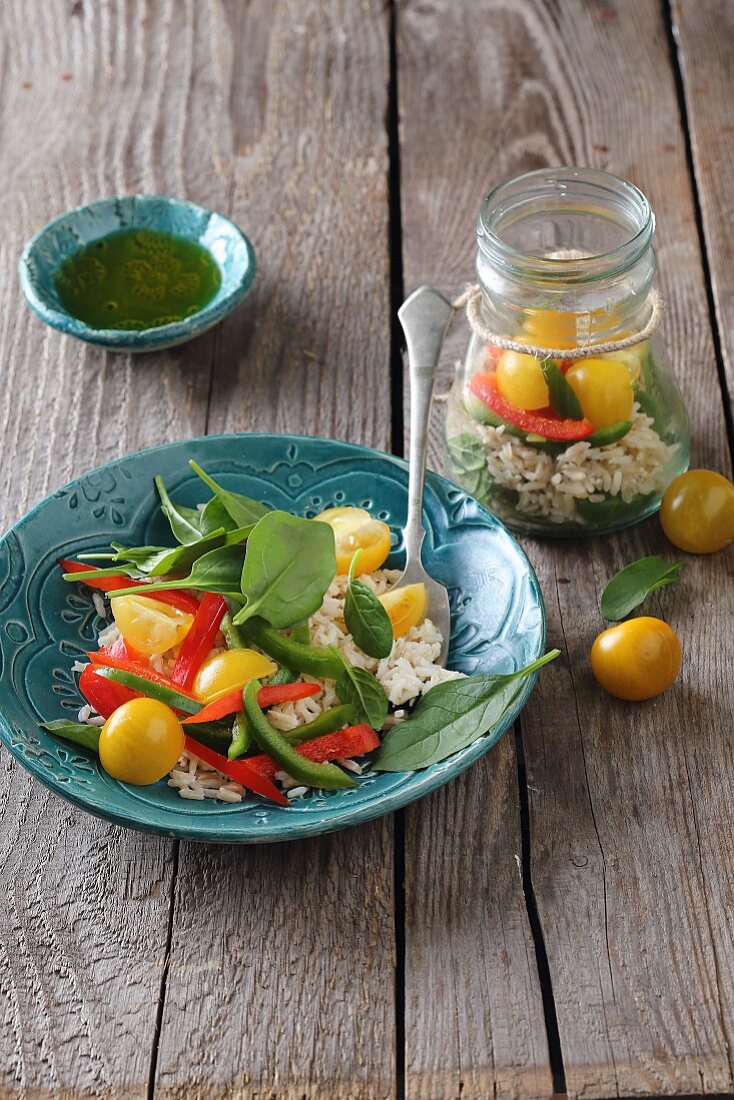 Brauner Reissalat mit gelben Kirschtomaten, Paprika und Spinat