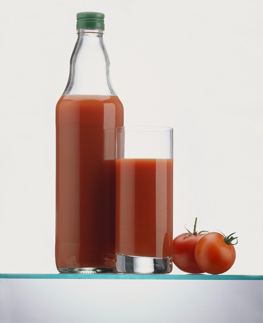 Tomatensaft in Glas & Flasche & zwei Tomaten