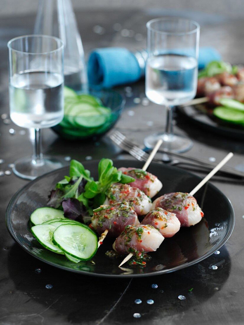 Mussel skewers with cucumber salad