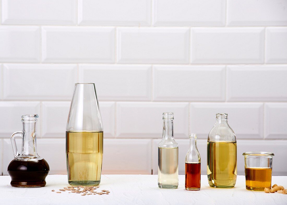 Verschiedene Speiseöle in Glasbehältern