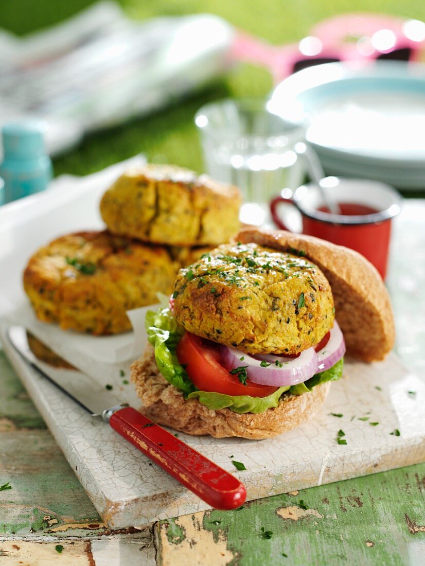 Vegetarische Kichererbsen-Tofuburger mit Tomate, Zwiebel und Salat