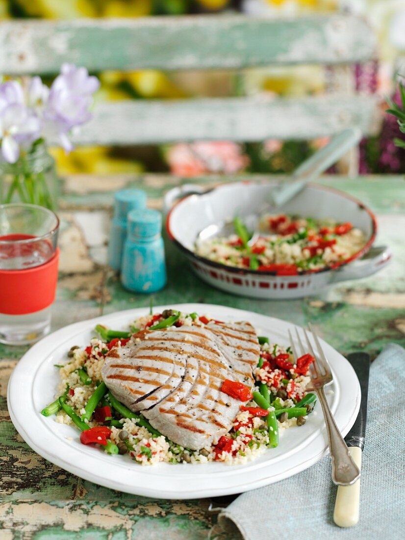 Grilled tuna on couscous with peppers and green beans